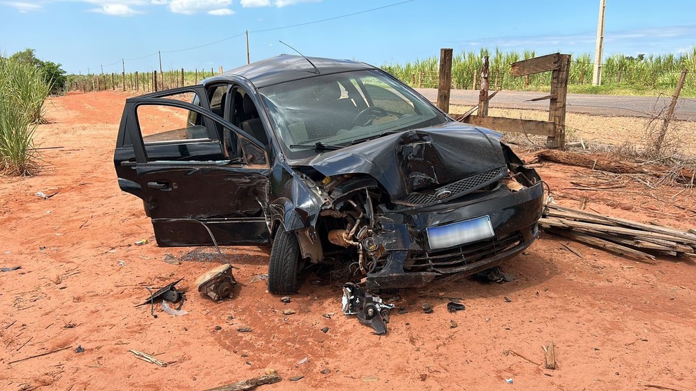 Carro bate em cerca de propriedade rural e deixa quatro pessoas feridas, em Panorama (SP) — Foto: Renato Campanari/TV Fronteira
