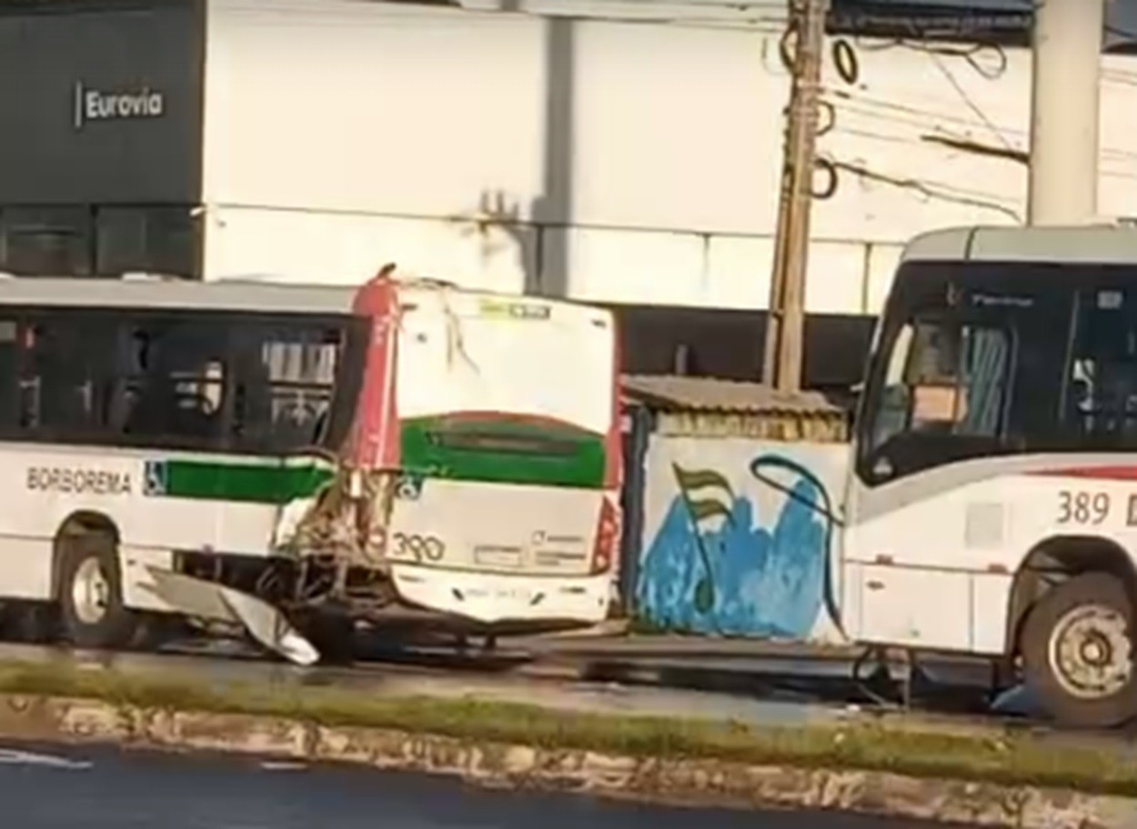 Batida entre dois ônibus da mesma linha deixa passageiros feridos em Olinda