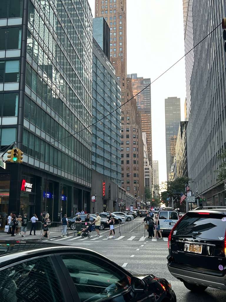 Atirador abre fogo em uma das avenidas mais movimentadas de Nova York, nos EUA