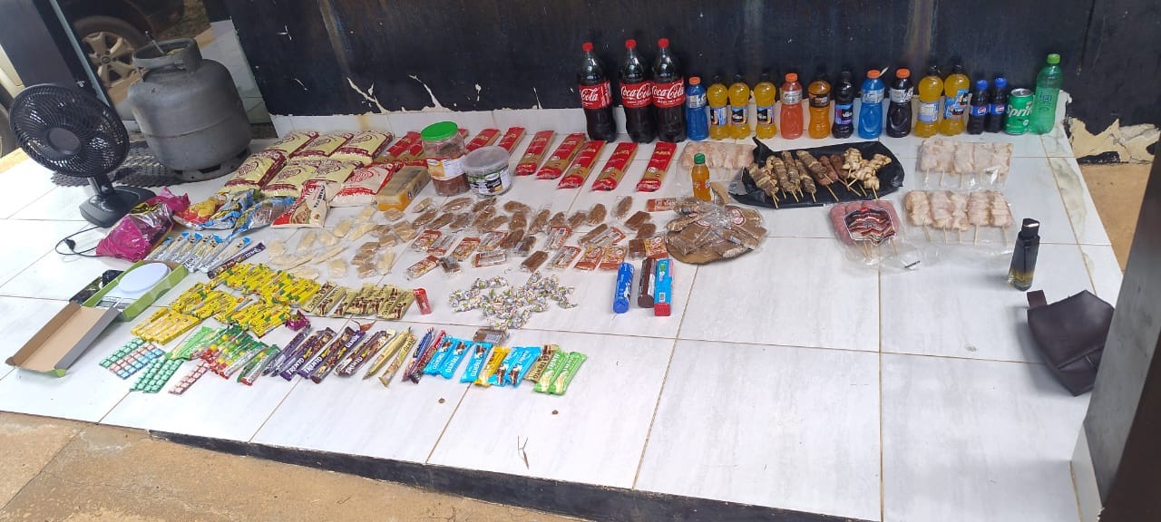 Suspeitos arrombaram quatro cadeados e portas para furtar alimentos e objetos de quiosque, diz polícia