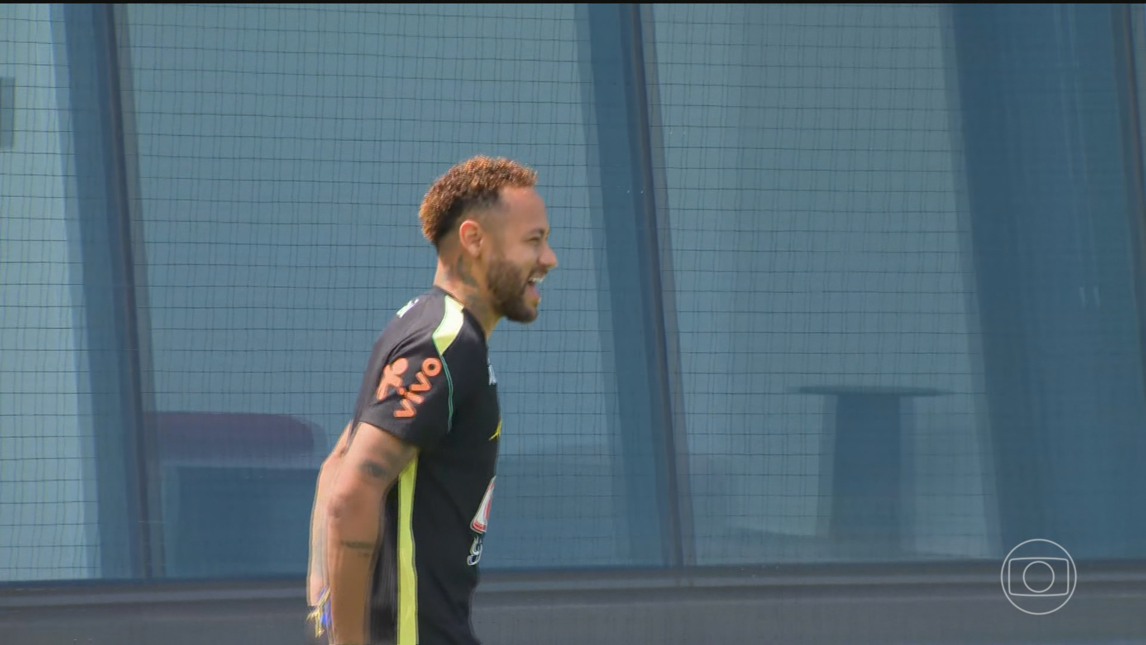 De volta aos treinos, Neymar passa por ‘corredor polonês’ dos jogadores da Seleção