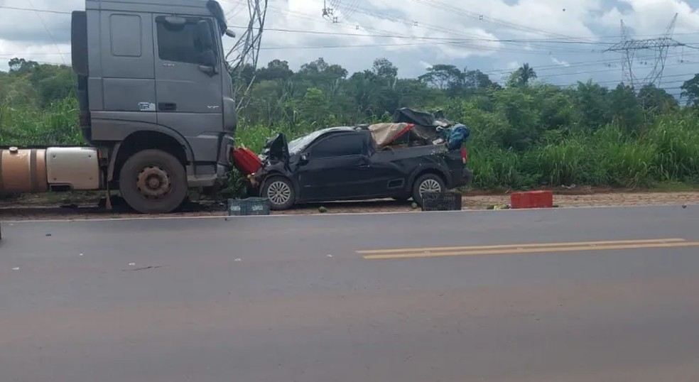 Duas pessoas morrem após picape colidir com caminhão na BR-135, no MA — Foto: Divulgação