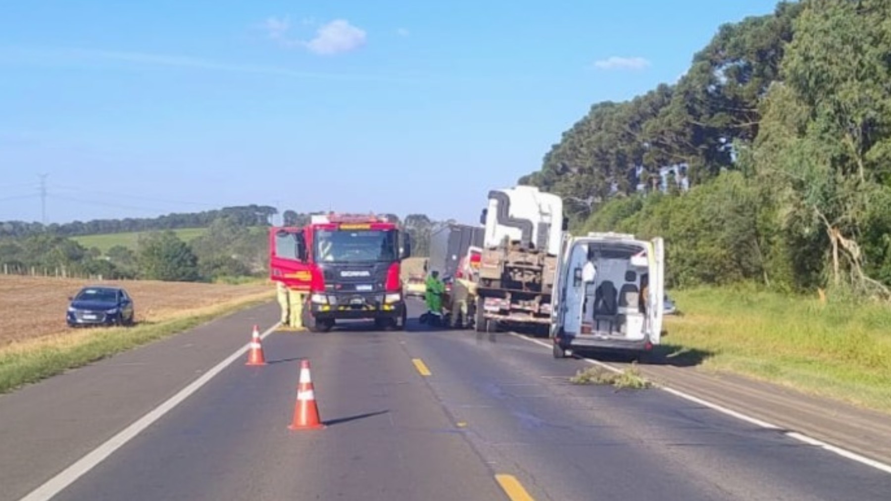 Motorista de caminhão-guincho fica preso às ferragens após bater em carreta, no Paraná