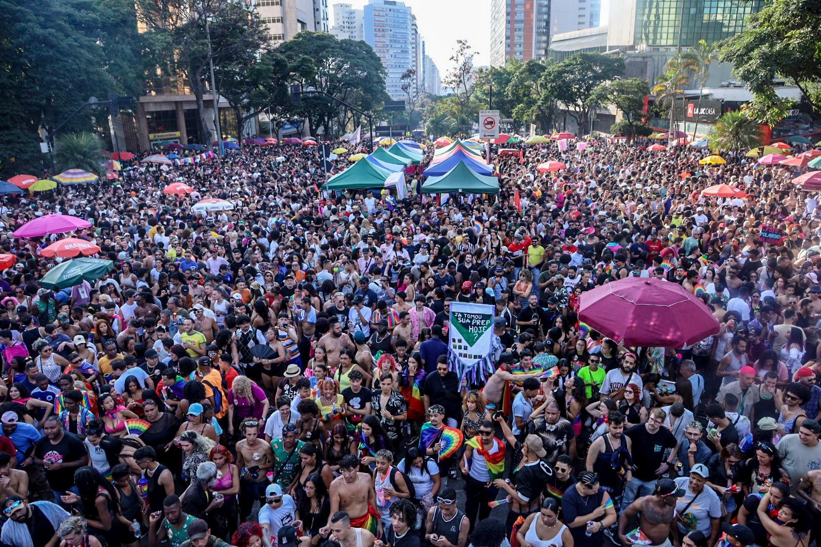 26ª Parada LGBTQIA+ reúne multidão por uma das principais avenidas de BH