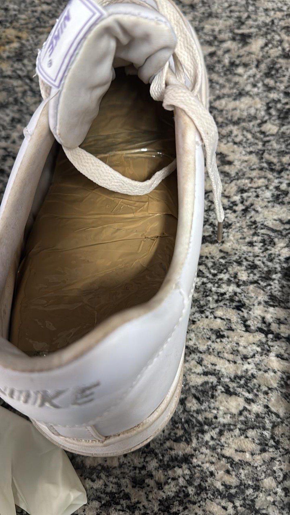 Drogas foram encontradas em palmilhas, sutiã e até em frascos de cosméticos — Foto: Receita Federal