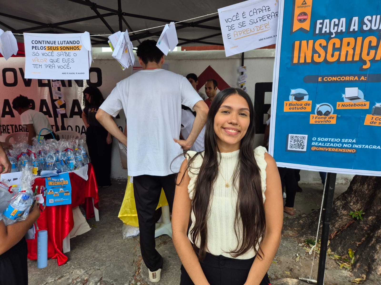 Jovem que teve problemas de ansiedade em edições passadas do Enem auxilia estudantes no dia da prova: 'É legal ter um acolhimento'