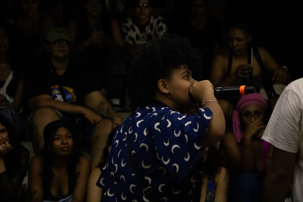 Para MC Nega Belly, os eventos refletem a realidade vivida por muitos jovens das periferias e criam um espaço de expressão. — Foto: Reprodução
