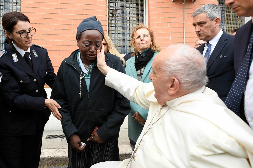 Papa Francisco fala com prisioneira na Itália, em 28 de março de 2024 — Foto: Vatican Media/Via Reuters