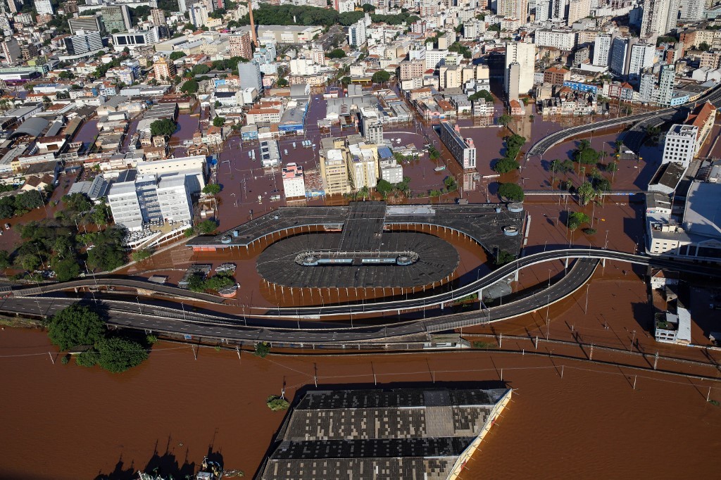 Imagem aérea mostra cidade de Porto Alegre alagada no dia 6 de maio de 2024 — Foto: Duda FORTES / AGENCIA RBS / AFP