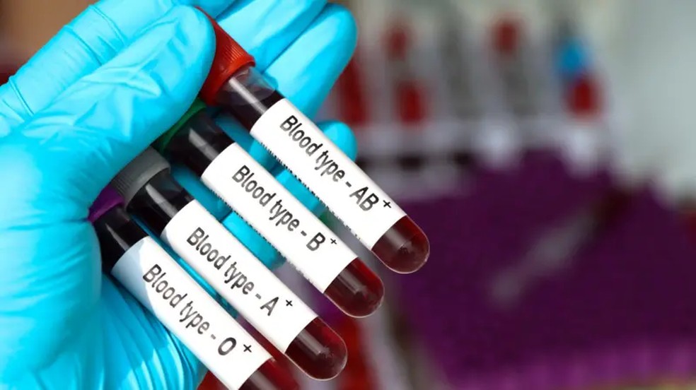 Cientistas estudam técnicas para fazer com que o sangue dos doadores possa ser compatível com a maioria dos tipos de sangue existentes, para uso em emergências. — Foto: Getty Images via BBC