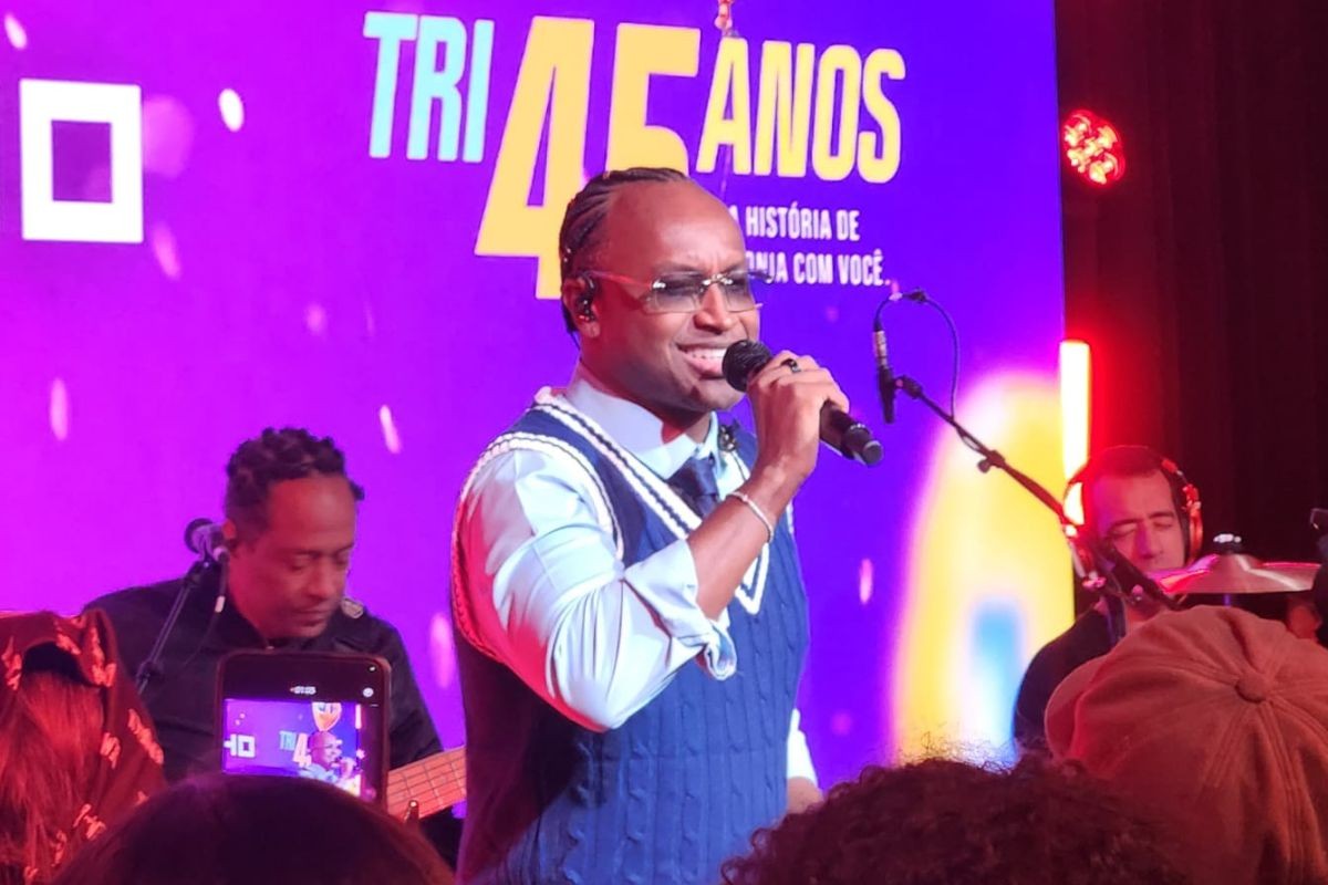 'Poderia ser padre': Thiaguinho relembra sonho antes da carreira na música durante show no litoral de SP