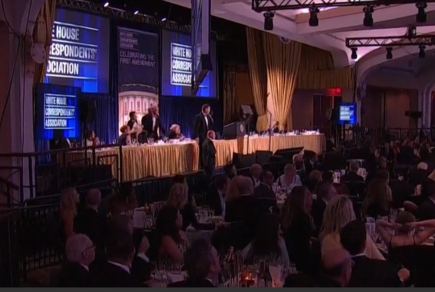 AO VIVO: Trump é retirado de jantar nos EUA