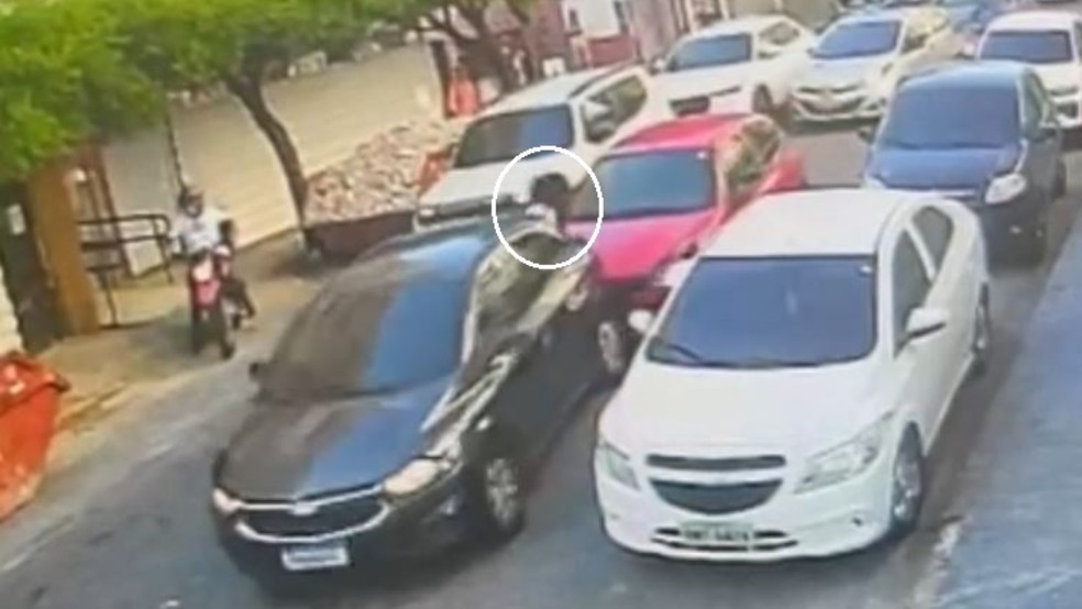 Condutora ficou com a perna ferida ao tentar proteger carro das batidas do outro veículo. — Foto: Reprodução