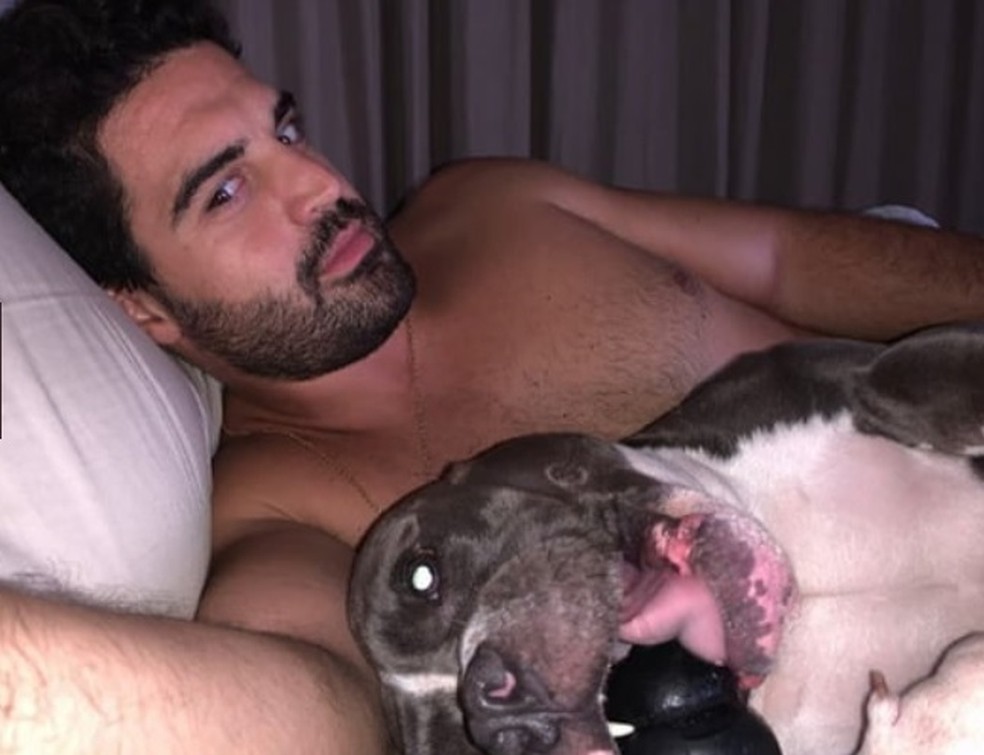 O engenheiro Giuliano Conte e o cão Weiser, em 2021. — Foto: Acervo pessoal