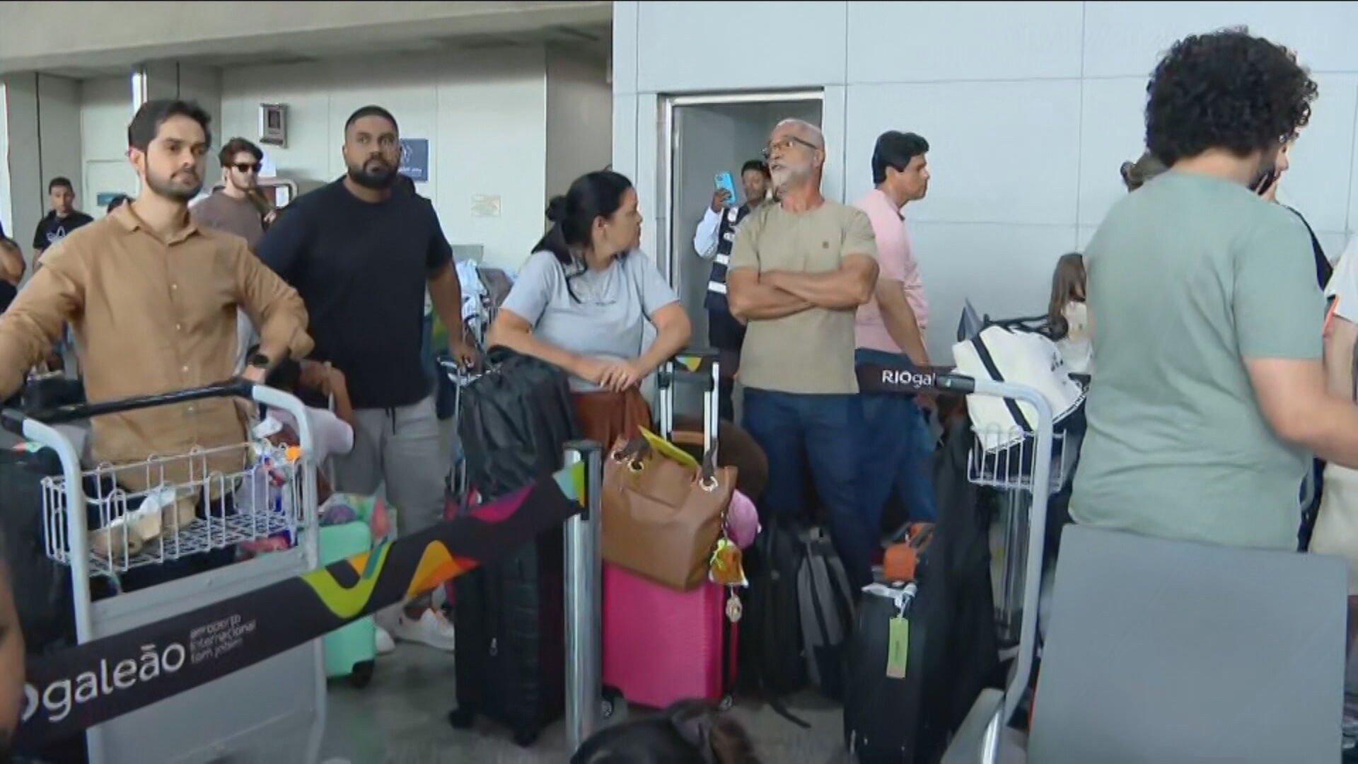 Passageiros do Galeão e do Santos Dumont reclamam de atrasos e cancelamentos após ventania em SP 