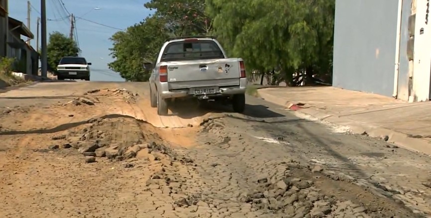 Asfalto danificado em bairro de Piracicaba leva a reclamações de moradores 