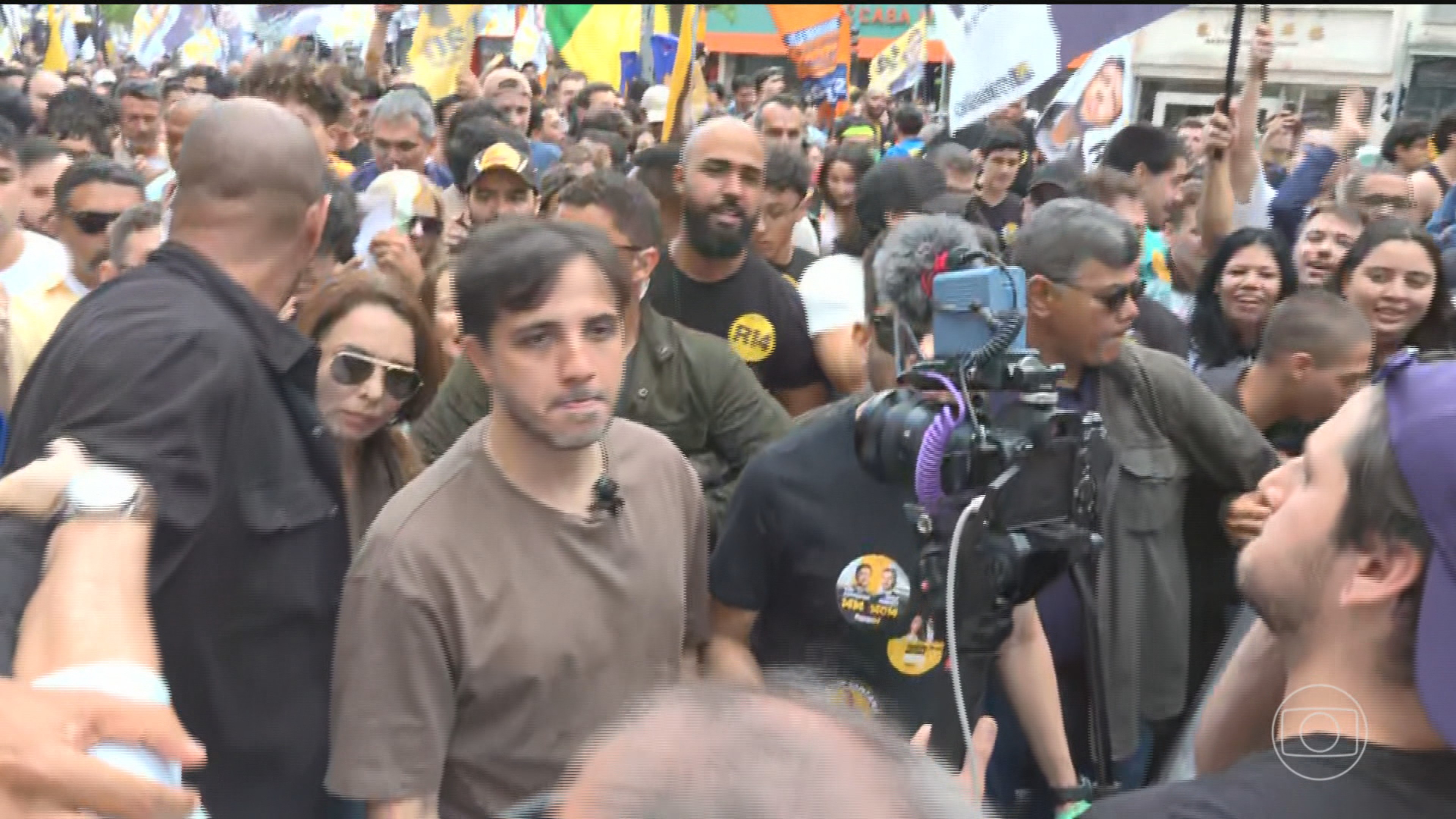 Renan Santos, candidato do Missão à Presidência, faz campanha em Santos e na capital paulista