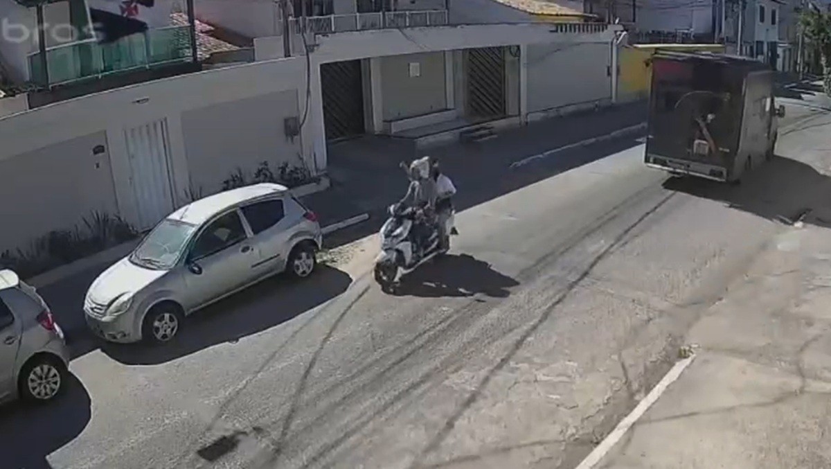 Motociclista é atingido por fio no pescoço após caminhão romper fiação em Cabo Frio: 'Impacto muito forte'