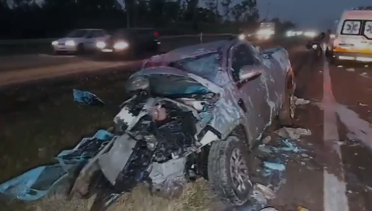 Motorista fica ferido após acidente com furgão que transportava bebidas em rodovia de Salto 