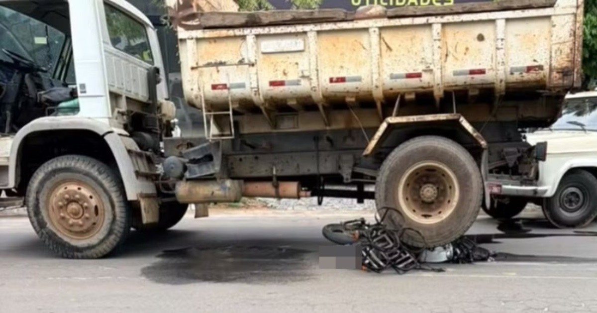 Motoboy ultrapassa táxi, perde controle da moto e morre em batida com caminhão em MG