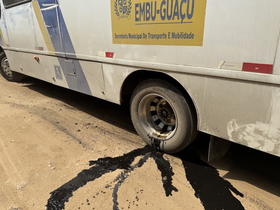 Ônibus quebrado em Cipó-Guaçu — Foto: Cíntia Acayaba/g1