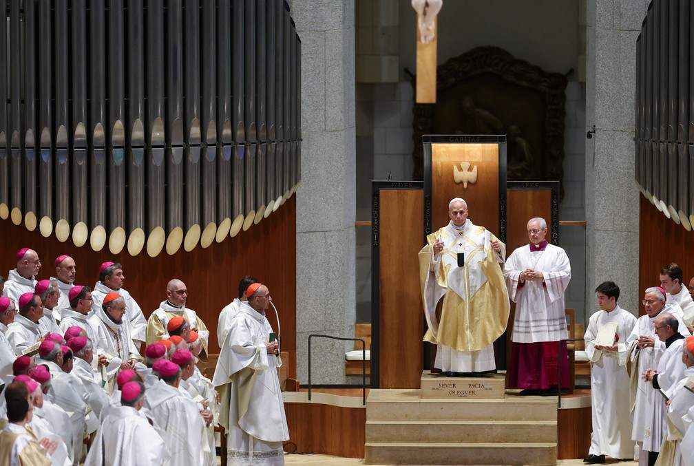 Papa Leão XIV durante na chegada à missa que rezou na basílica da Sagrada Família, em Barcelona, na Espanha, em 10 de junho de 2026. — Foto: Yara Nardi/ Reuters