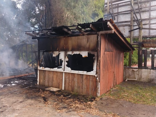 Casa de autor de atentado contra o STF é incendiada em Rio do Sul — Foto: CBMSC/Divulgação