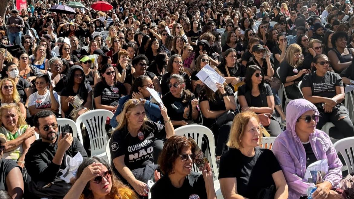 Professores de BH decidem manter greve após prefeitura cortar ponto 