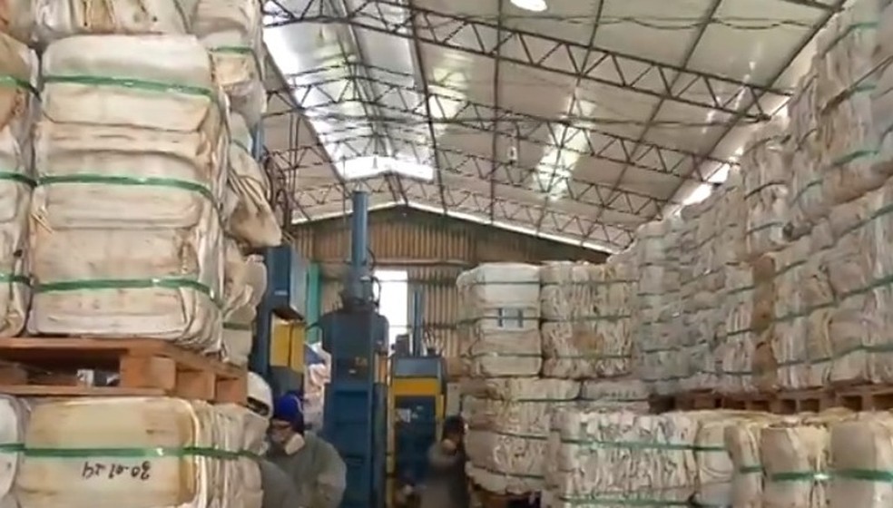 Em Cuiab, as embalagens so transformadas em dutos de plstico reciclado, que so usados na construo civil  Foto: Reproduo/TV Centro Amrica
