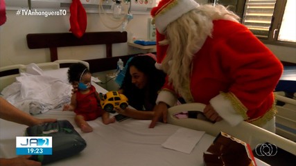 Papai Noel entrega presentes para crianças internadas no HGP
