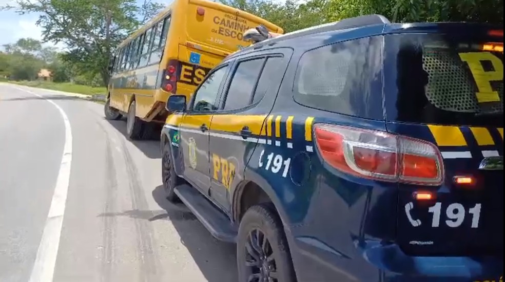 Ônibus escolar irregular foi interditado pela PRF em Forquilha, no Ceará. — Foto: Reprodução