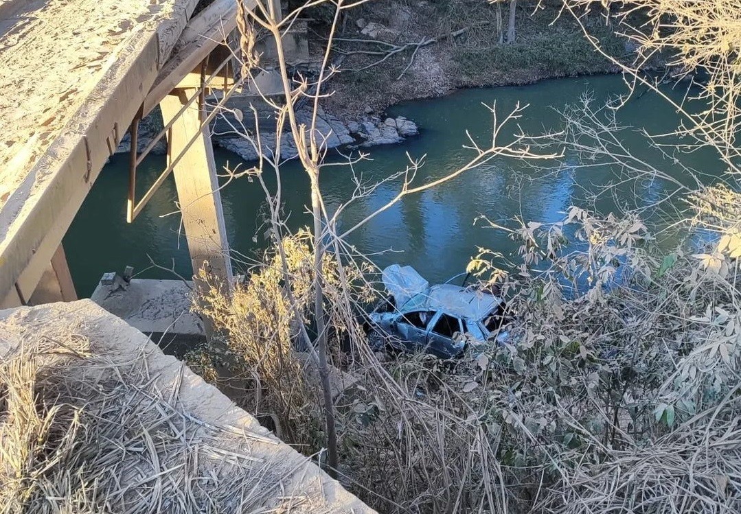 Carro cai de ponte de 20m e passageira morre em Igaratinga