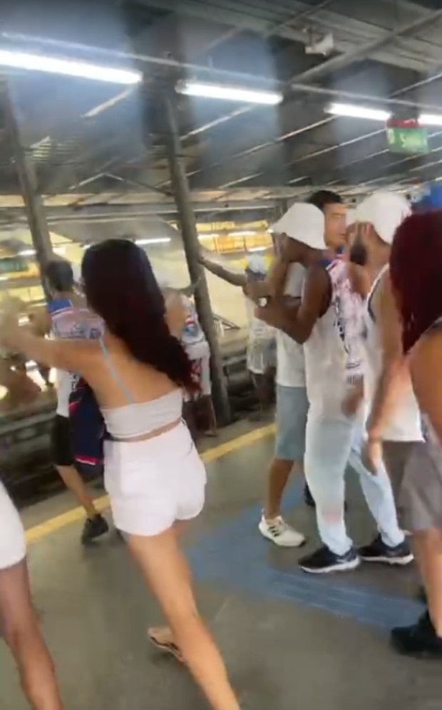 Briga entre torcedores do Bahia e Vitória causa tumulto e correria em estação de metrô em Salvador