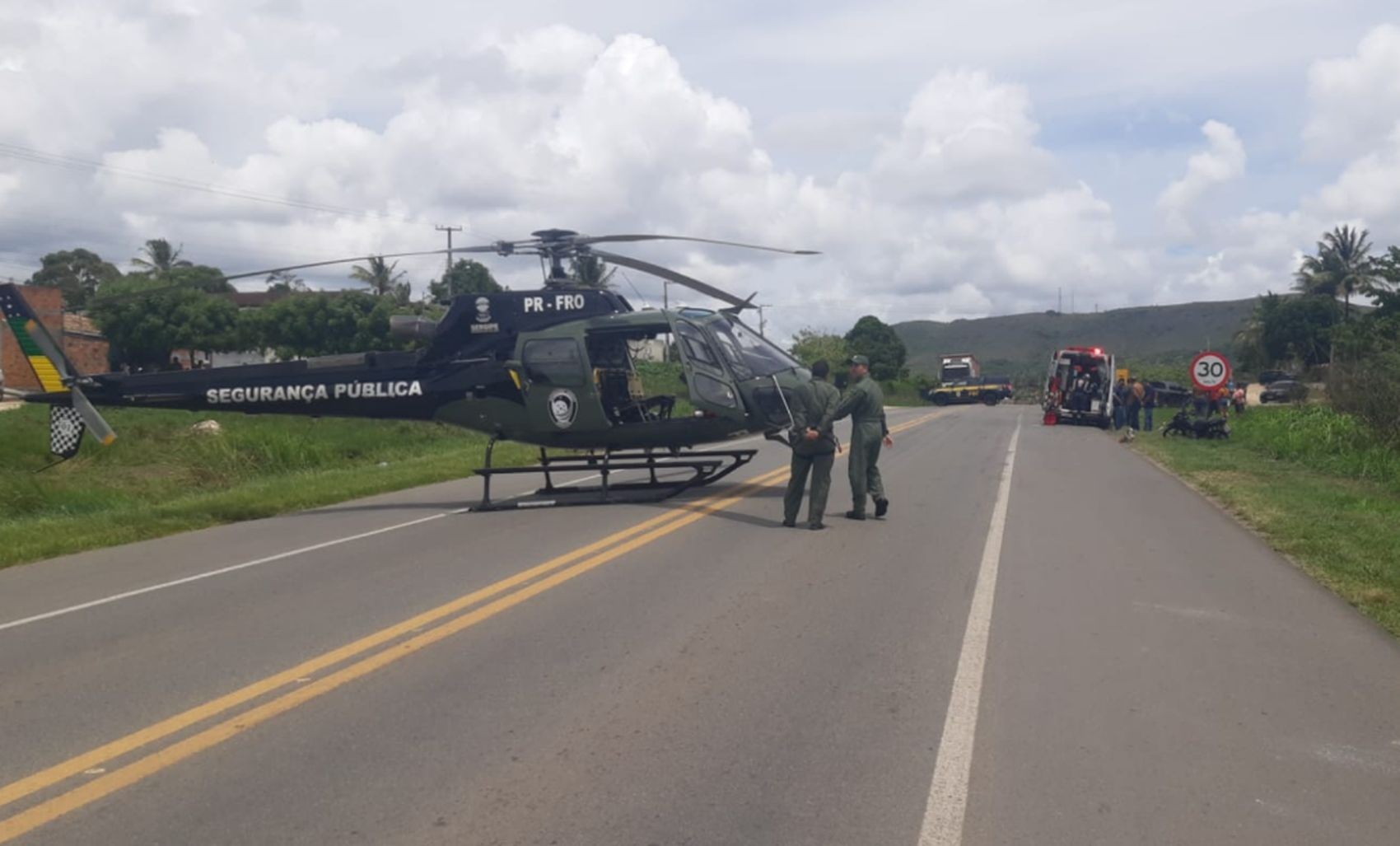 Dois homens ficam feridos em acidente entre veículo e moto na BR-235 em Itabaiana