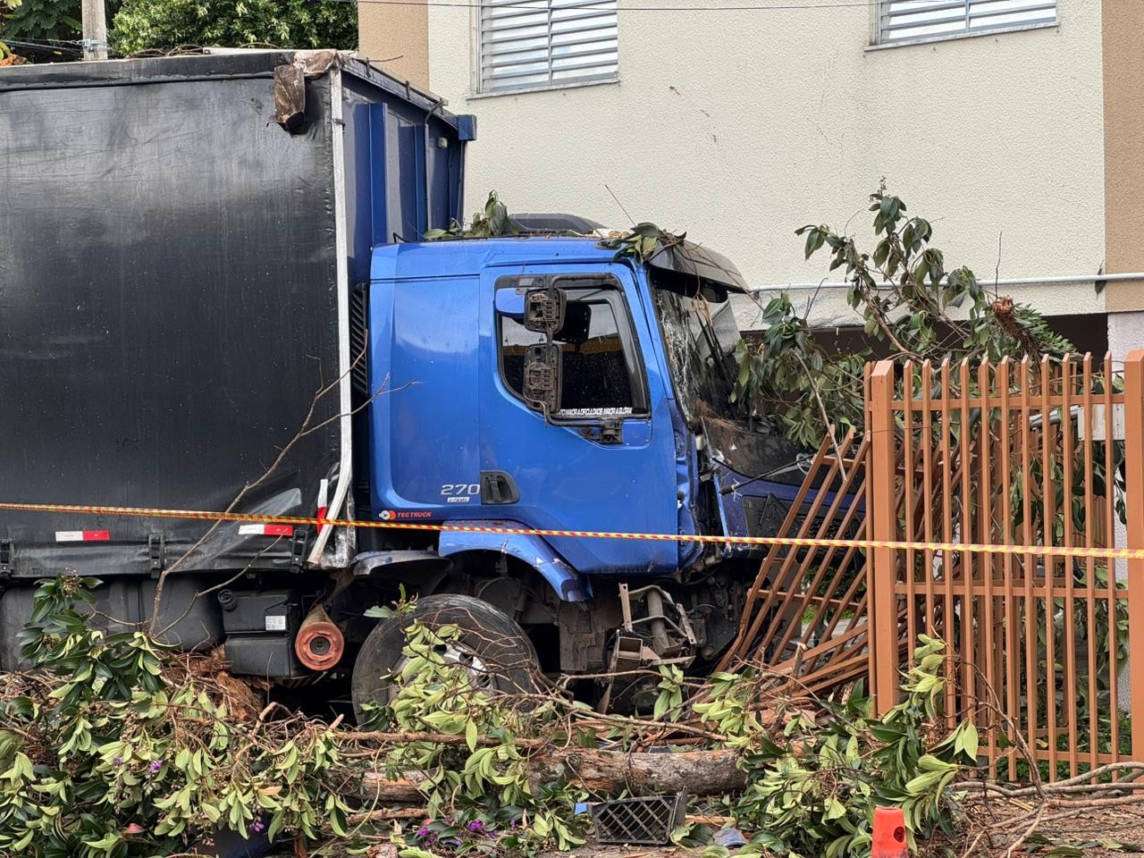 Caminhão invade grade de condomínio, em São José dos Campos