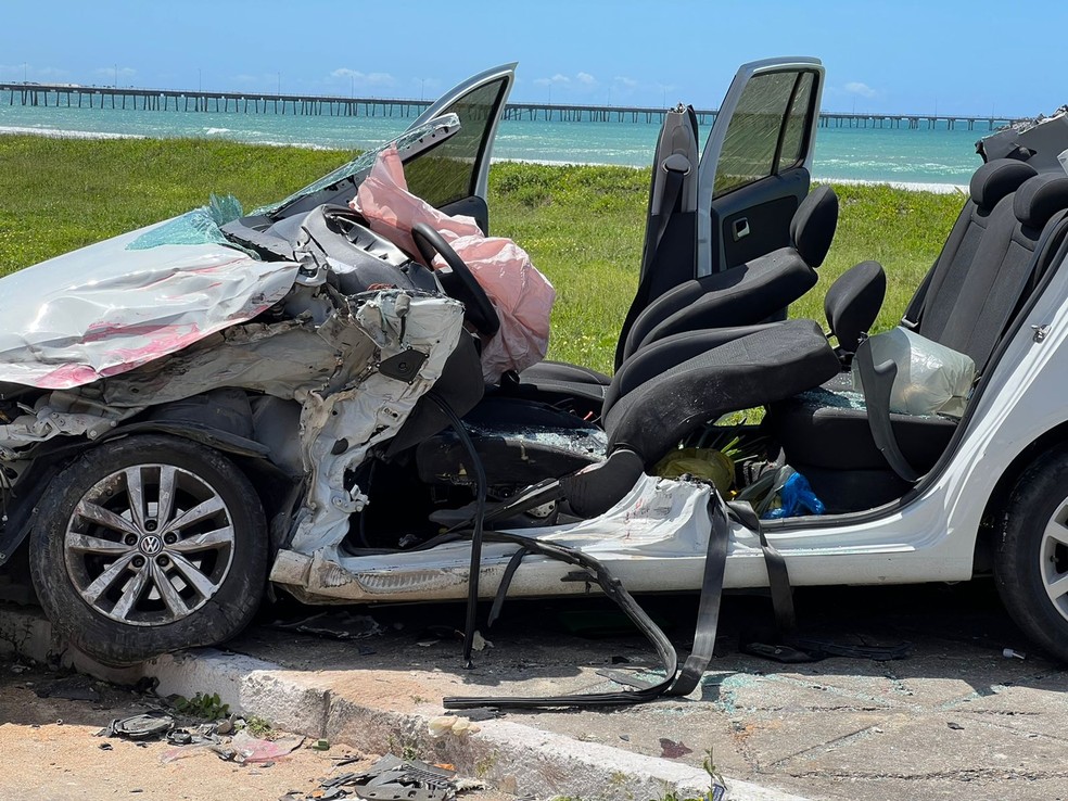 Carro bate em veículos e atropela duas pessoas na Ponta Verde, em Maceió, Alagoas