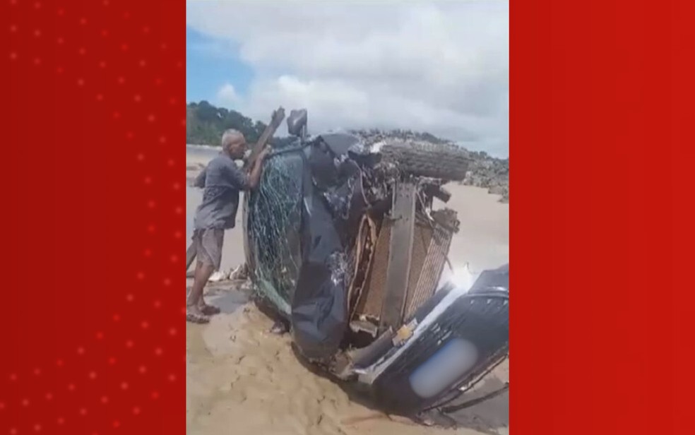 Carro ficou destruído após acidente em Ilhéus — Foto: Redes sociais