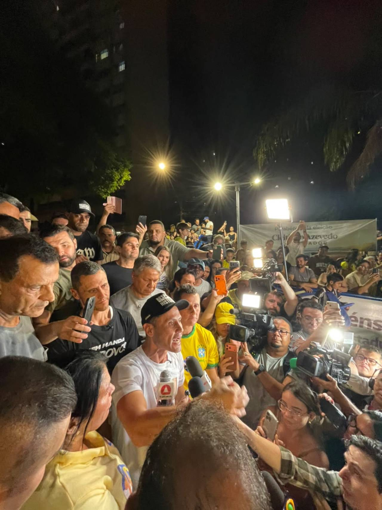 Festa da vitória de Cleitinho reúne centenas de apoiadores no Centro de Divinópolis