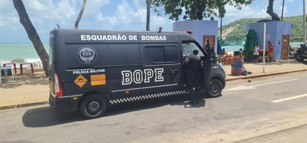 Veículo do esquadrão antibombas do Bope na praia de Ponta Negra, em Natal — Foto: PMRN/Divulgação