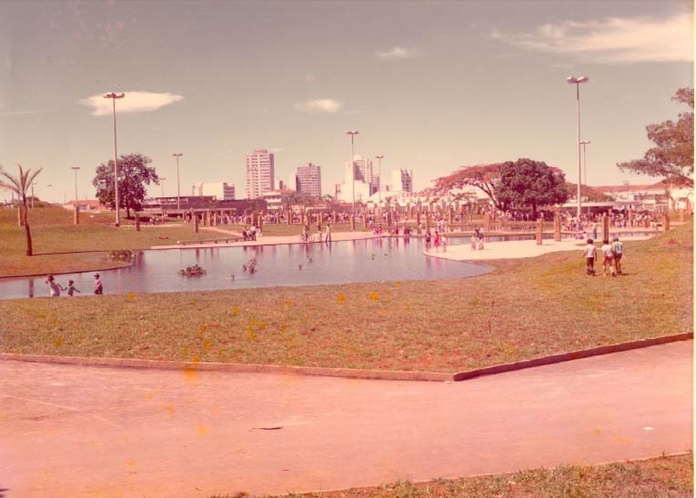 Fotografia da Pra&ccedil;a S&eacute;rgio Pacheco, destaque para o centro da cidade ao fundo d&eacute;cada de 1970 &mdash; Foto: Divulga&ccedil;&atilde;o/Arquivo P&uacute;blico de Uberl&acirc;ndia