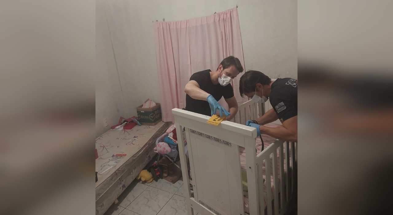Perícia encontra manchas de sangue em berço de bebê que morreu após agressões; mãe foi presa