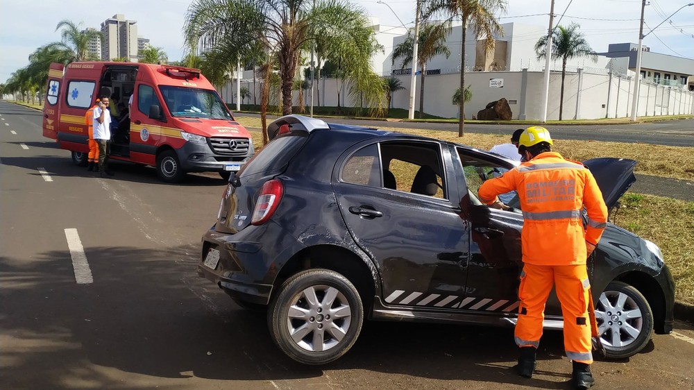 Carro conduzido por adolescente de 13 anos capota na zona sul de Uberlândia