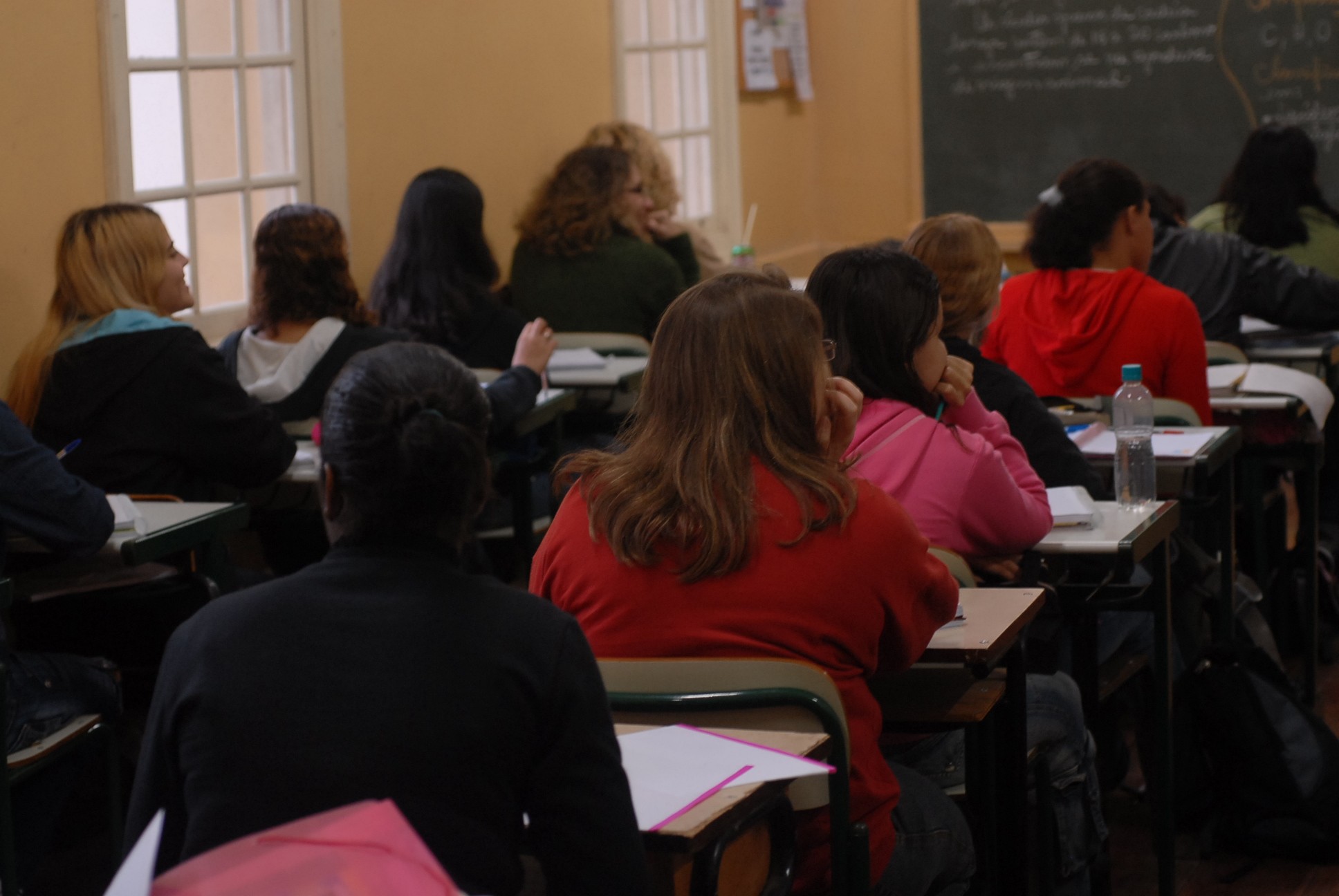MG descumpre nova lei do ensino médio e reduz carga horária de alunos, aponta estudo