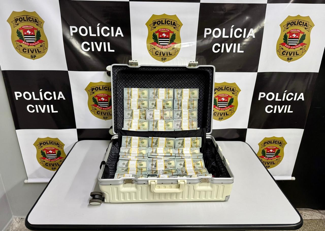 Dupla suspeita de estelionato é presa com 680 mil dólares falsos ao tentar comprar caminhonete em Campinas