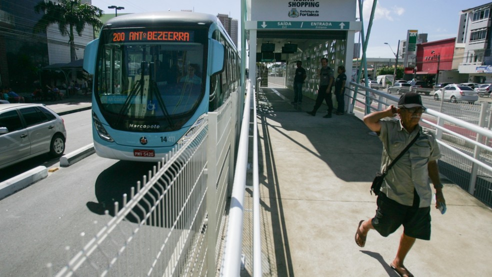 Corredor de ônibus da Avenida Bezerra de Menezes recebe redutores de velocidade — Foto: JL Rosa/SVM