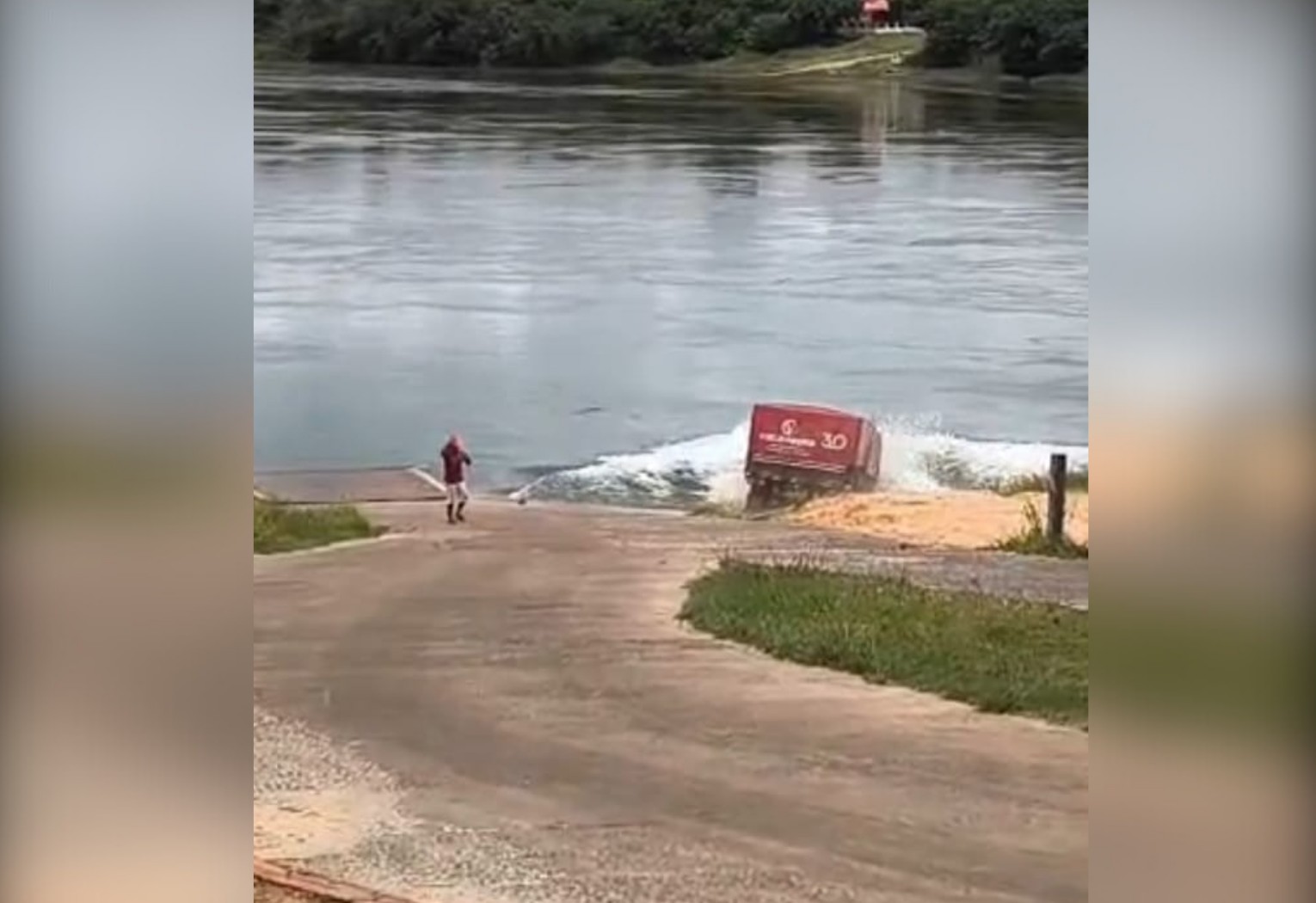 Resgate de carreta submersa em rio no TO vai custar em torno de R$ 15 mil: 'Tentei correr para embarcar', desabafa motorista