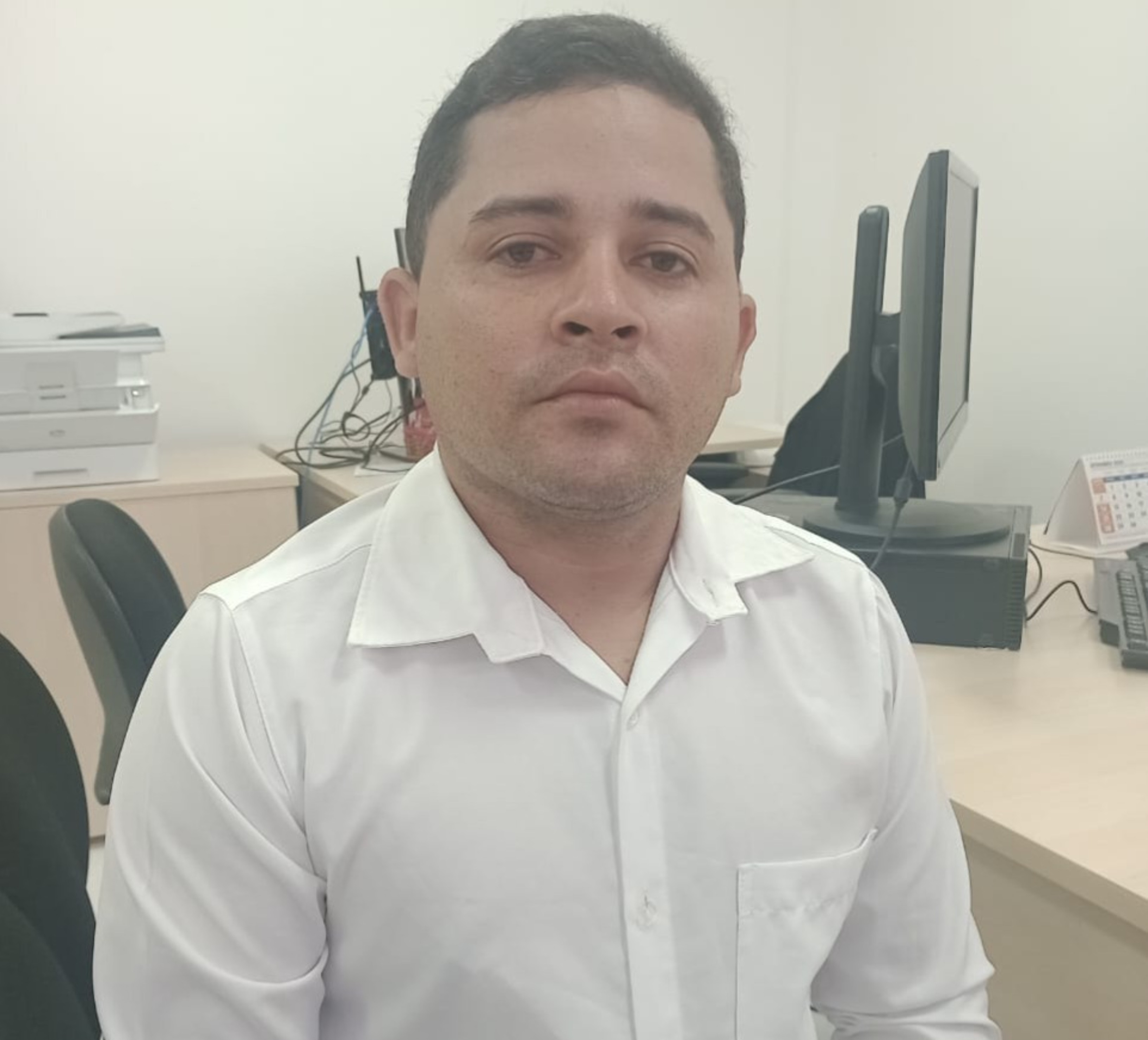 Homem morre e mulher fica ferida após moto passar por faixa elevada e bater em árvore em Boa Vista