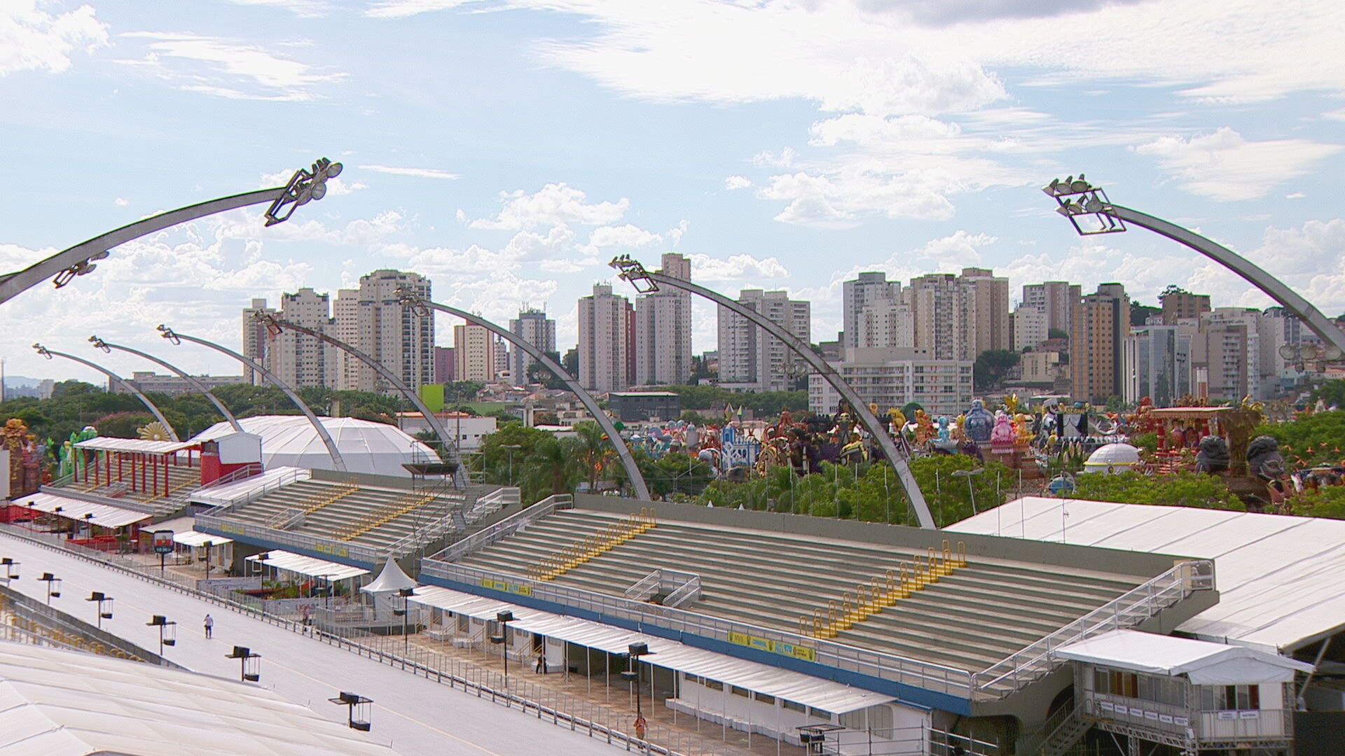 Pista com 530 metros, área para 103 mil pessoas e mais de 600 banheiros: conheça o Sambódromo do Anhembi em números