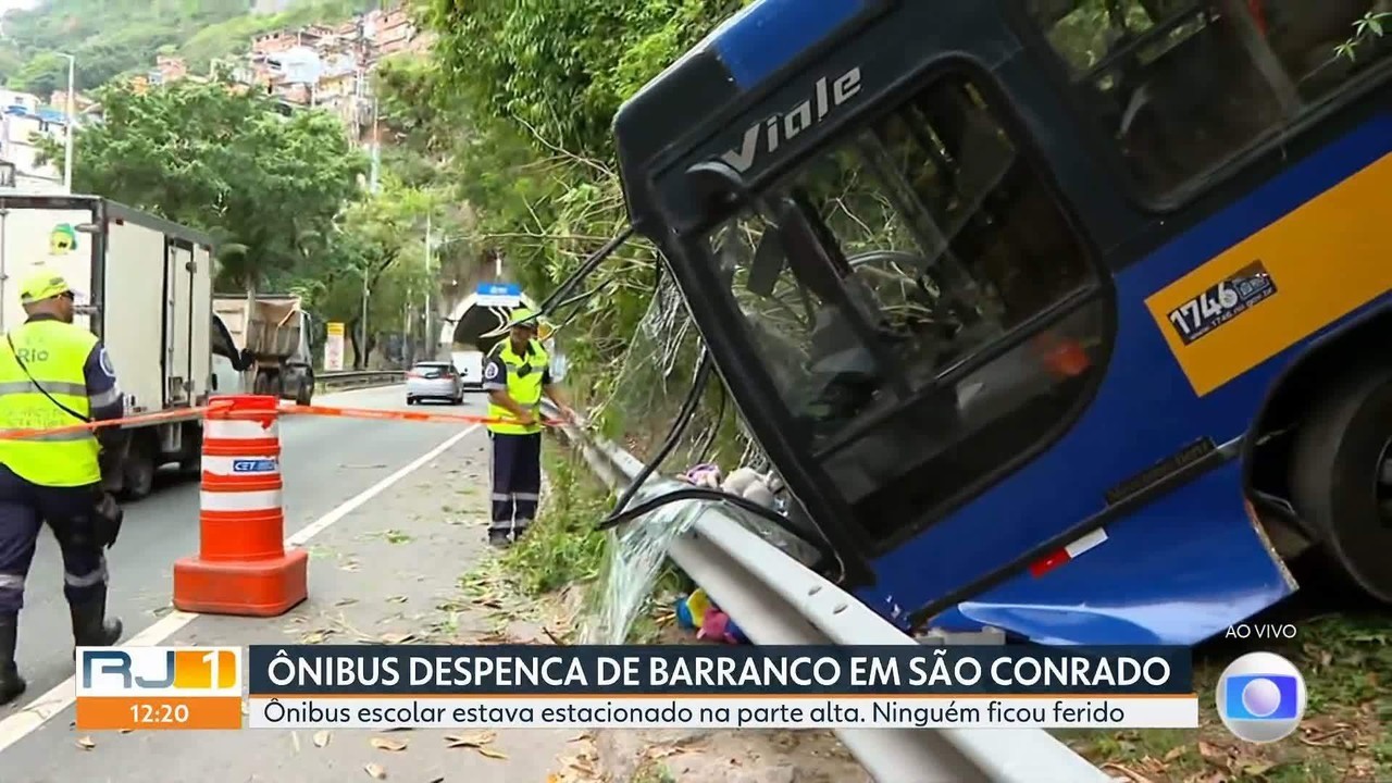 Ônibus escolar despenca de barranco em São Conrado 
