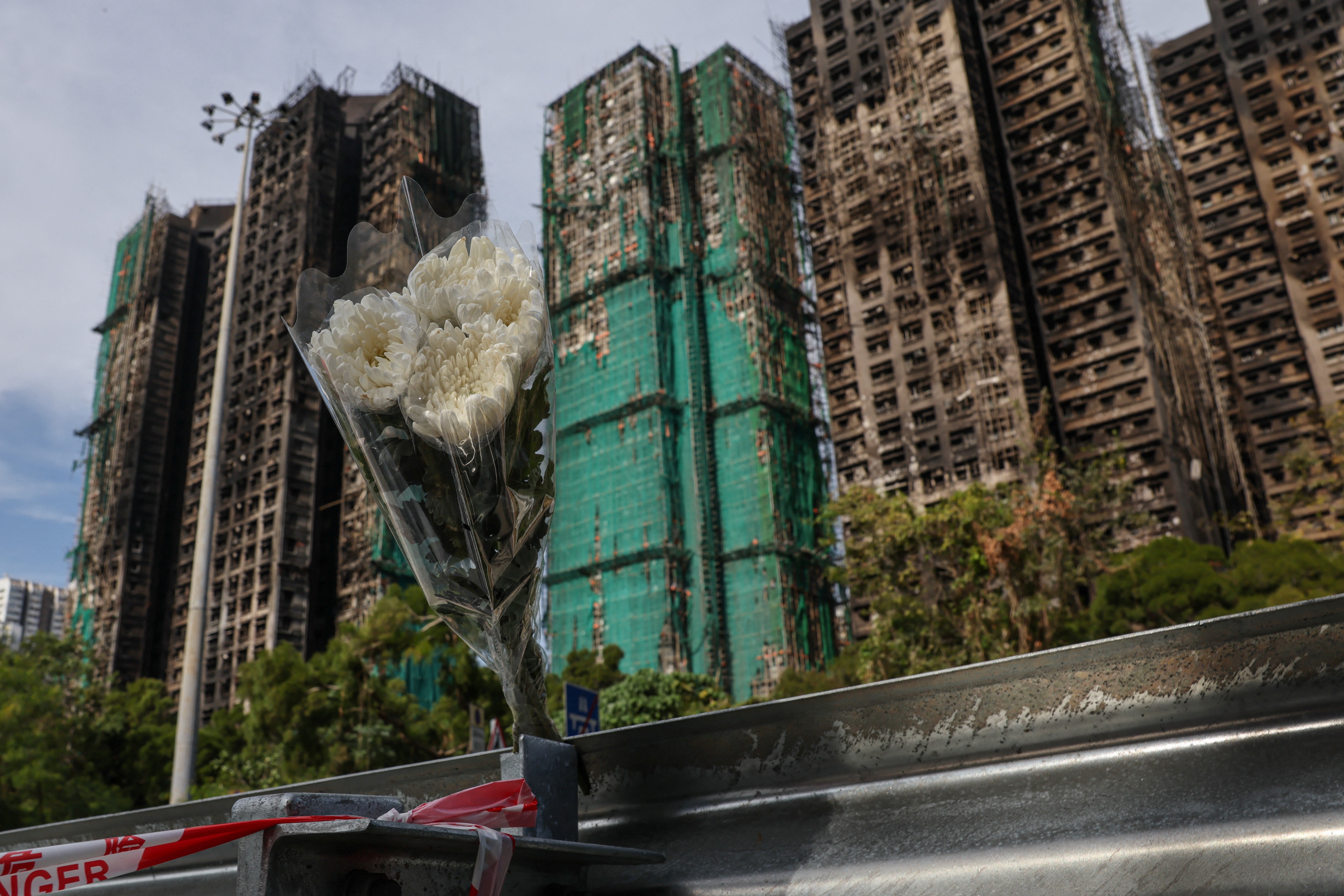 Fogo em Hong Kong começou em telas, se espalhou por andaimes de bambu e alarmes de incêndio tinham defeito, diz governo